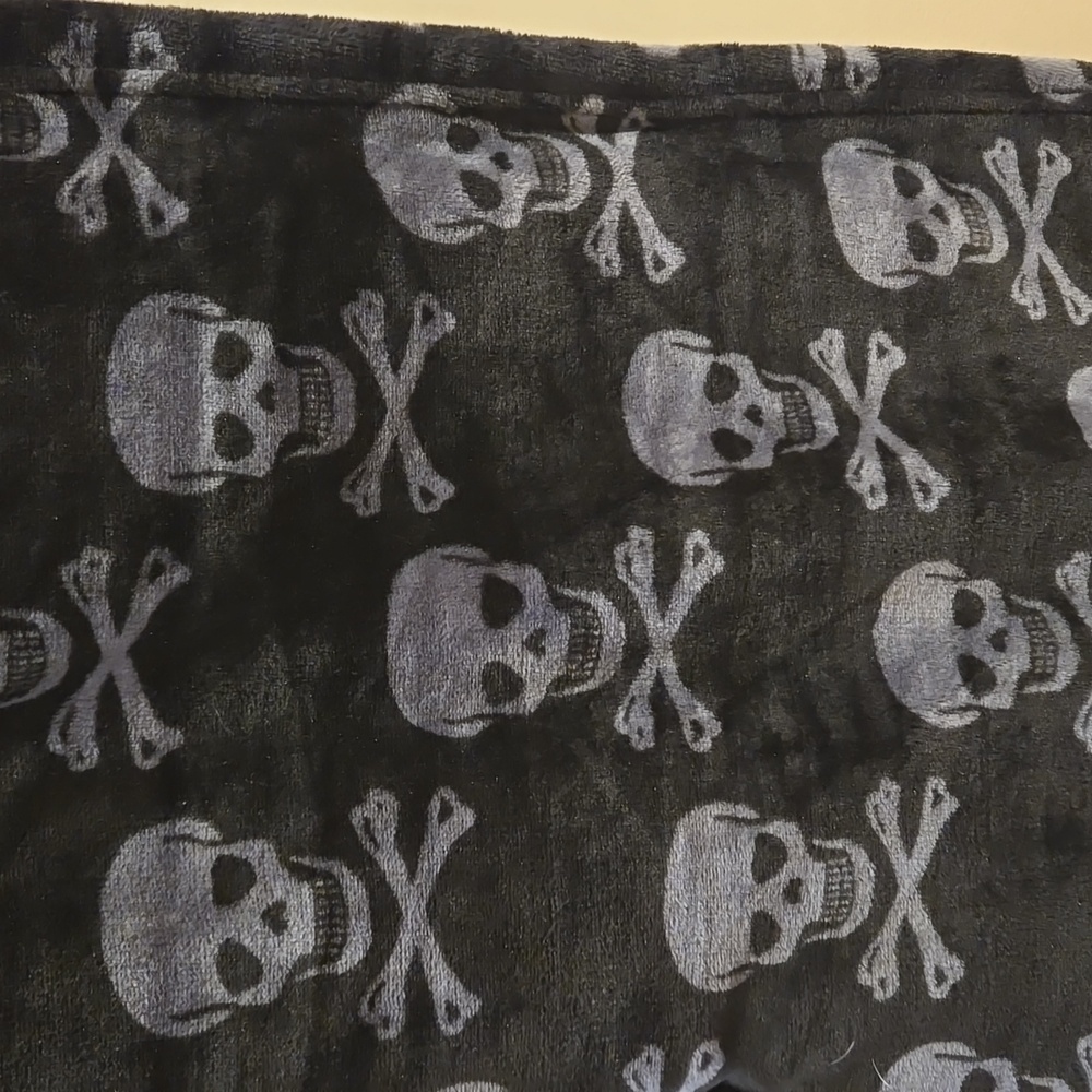 NWT BETSY JOHNSON ULTRA SOFT PLUSH THROW BLANKET BLACK GREY SKULL & CROSSBONES